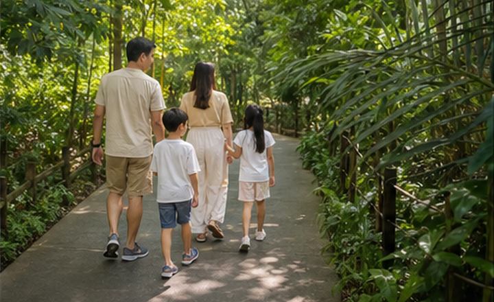 Keluarga berjalan melalui laluan teduh